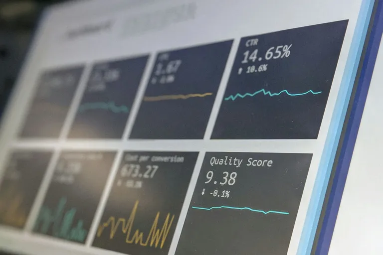 Dashboard mit Kennzahlen und Verlaufskurven auf einem dunklen Bildschirm