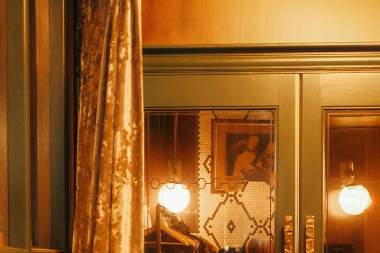 Warm beleuchtete Boutique mit Stoffen und Lampen